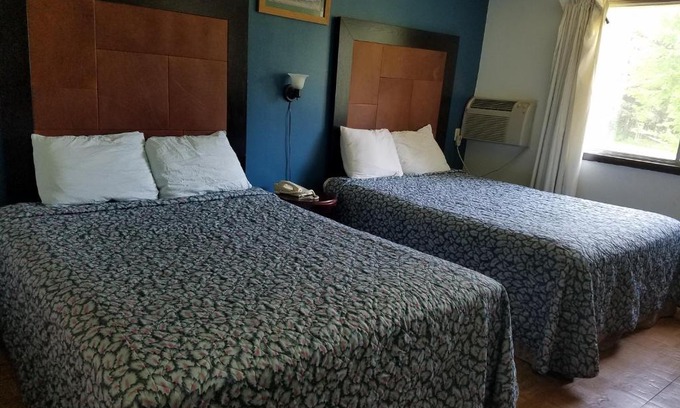 Marinette Hotel | Tarragon Motel