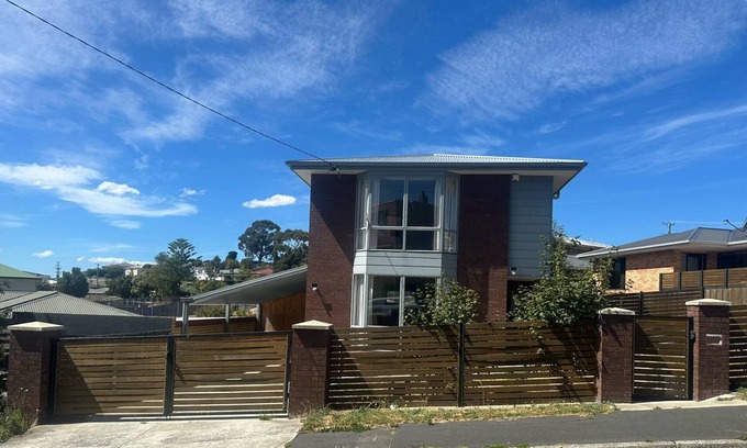 West Moonah House | Tasman Tranquility - close to City & Airport