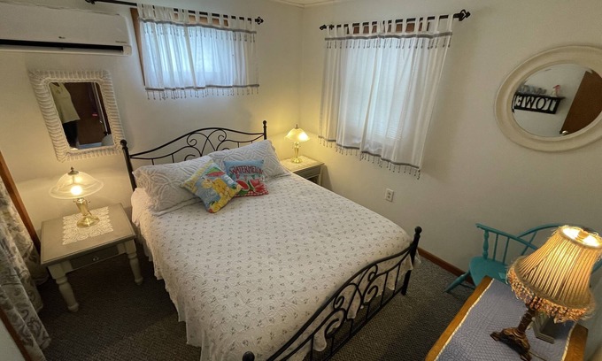 Oaks Corners House | Taste of Serenity Wine Trl, Sunsets, Private Beach/Dock/Romantic views!