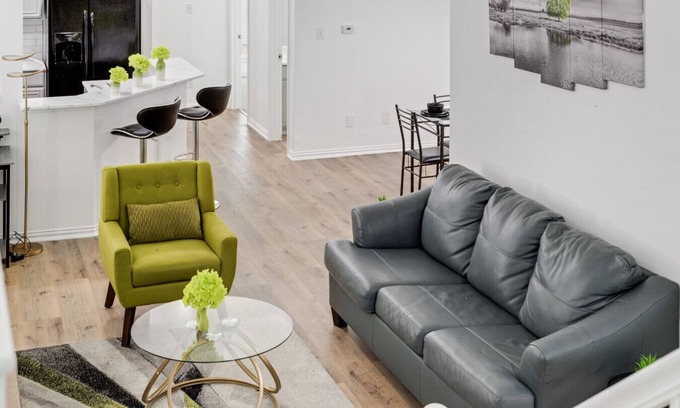 Dallas Apartment | Tasteful 3BR I Free Parking I Workspace