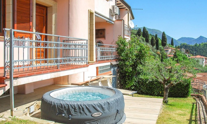 Corsanico-Bargecchia House | Tasteful semi-detached house with jacuzzi in Tuscany.