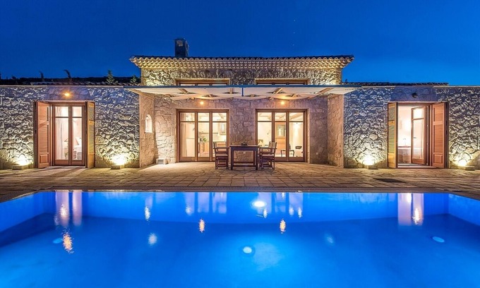 Korithi Villa | Tasteful Single Storey Villa with Private Pool and Outdoor Jacuzzi, Direct Access to the Sea!