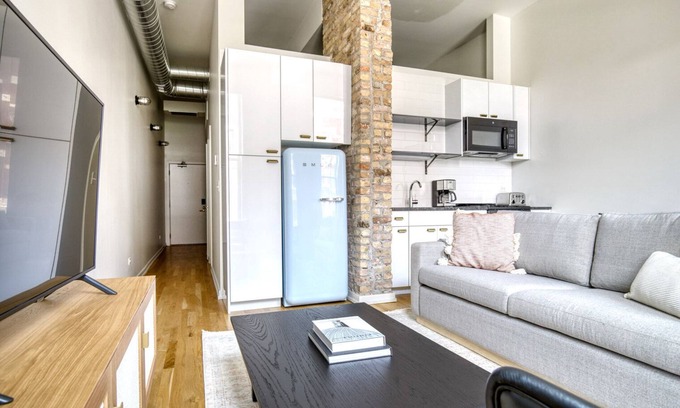 Wicker Park Apartment | Tasteful Wicker Park 1BR w/ W/D, 1 block to L, Six Corners, by Blueground