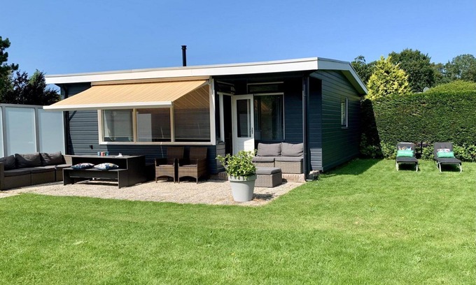 Sint Maartensvlotbrug House | Tastefully furnished, detached 4-person bungalow on a generous plot on the popular Eureka bungalow park near the beach, sea, dunes and woods. Free WiFi, washing machine.