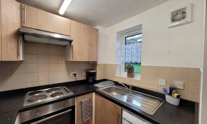 Thamesmead East Apartment | Tastefully Decorated 1 bed Flat Near Abbeywood