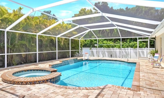 Jacarandas House | Tastefully remodeled electric-heated salt water pool home w/spa - Villa Charlotte