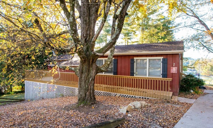 Flat Rock Cabin | Tators Inn-Rustic&Pet Friendly Cabin in Bonclarken