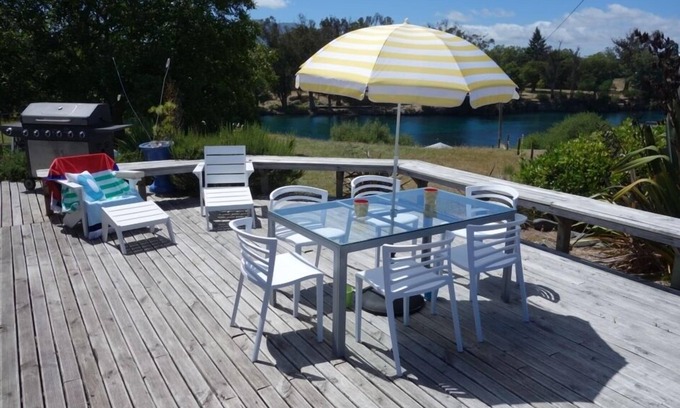 Taupo House | Taupo-Lake and River-