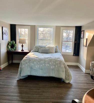 Newport Apartment | Tavern - Charming Loft