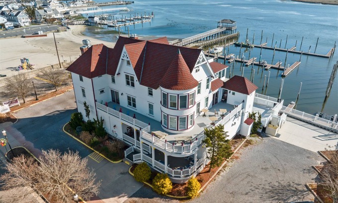 Somers Point House | TAVERN ON THE BAY HOTEL- Albert Anastasia Suite