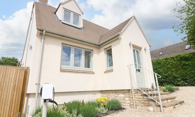 Burford House | TAWNY COTTAGE, pet friendly, with hot tub in Burford