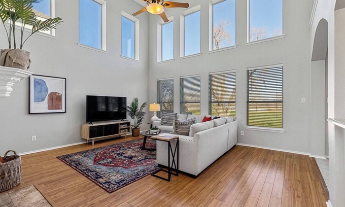 The Colony House | TCH - Spacious 4bd/3.5ba in The Colony w/Workspace
