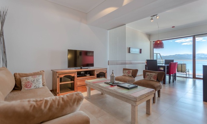 Belgrano House | TD4 - Luxury 2-Level 3 Bedroom Apartment - Balcony and Lake Views