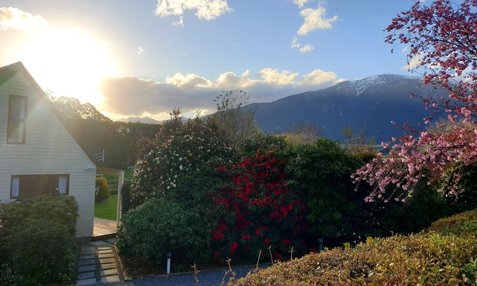 Kaikoura Bed & Breakfast | Te Mahuru Retreat: Dec 22nd-30th: 25 people, 11 bedrooms, 8 bathrooms, 2 Hottubs