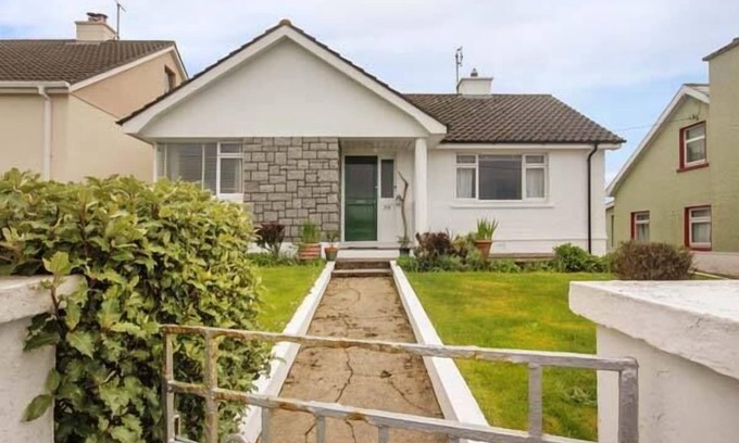 Falcarragh Cottage | TEACH ANNIE, pet friendly in Falcarragh, County Donegal