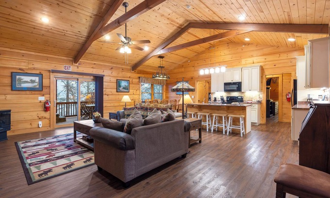 Kirbyville Cabin | Teal’s Treasure – Secluded Lakeside Cabin for 8!
