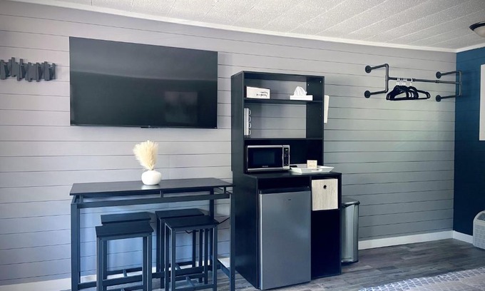 Roscommon Apartment | TeePee Room 11-Newly Renovated