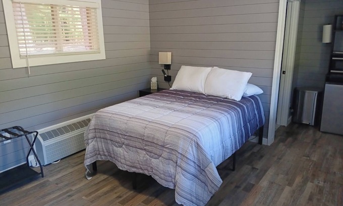 Roscommon Apartment | TeePee Room 3- Newly Renovated