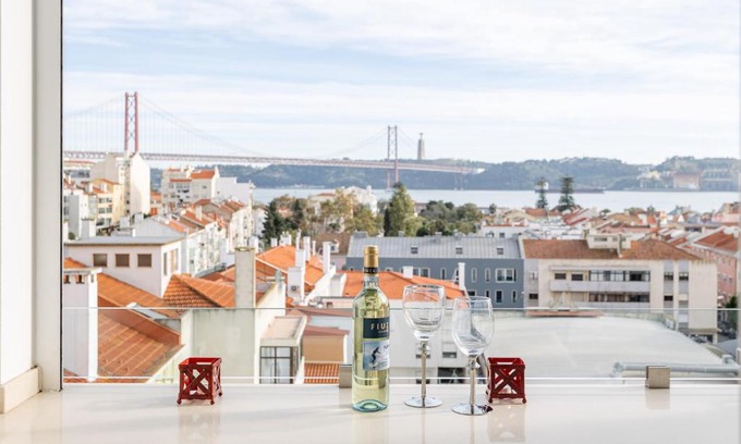 Linda-a-Velha Apartment | Tejo River View Apartment nearby Belém