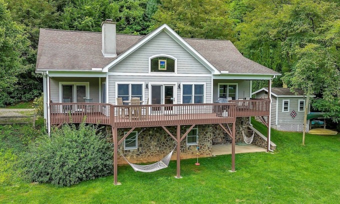Crumpler House | Temenos on the New River - Easy River Access - Yard Space - Ping Pong