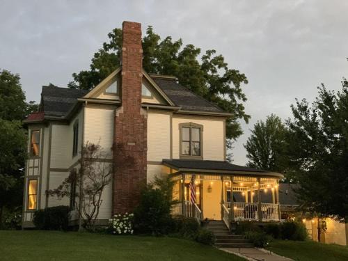 Independence House | Temple View Inn with Music Studio