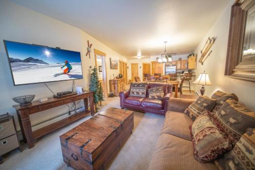 Mountain House House | Tenderfoot Lodge 2611 by SummitCove Lodging
