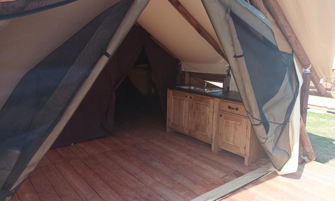 Saint-Yorre Other | Tente Lodge pour 5 personnes en bordure de la rivière Allier au sein d'un petit camping