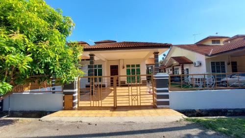 Bukit Baru House | Teratak Azhan Homestay