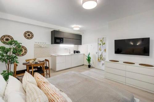Csarnok negyed Apartment | Terrace Vista-Modern 2BR Retreat