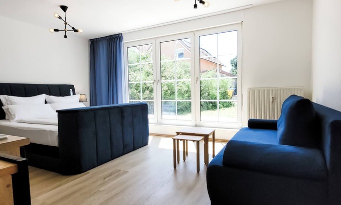 Cospeda Apartment | Terrasse - Parkplatz - TV im Boxspringbett - Küche