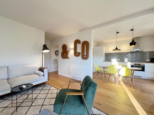 Passeig Maritim Apartment | Terraza Vinyet