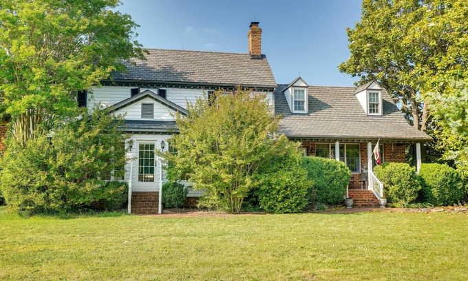Midlothian House | Terre Haute Manor Farmhouse w/Gardens & Deck!