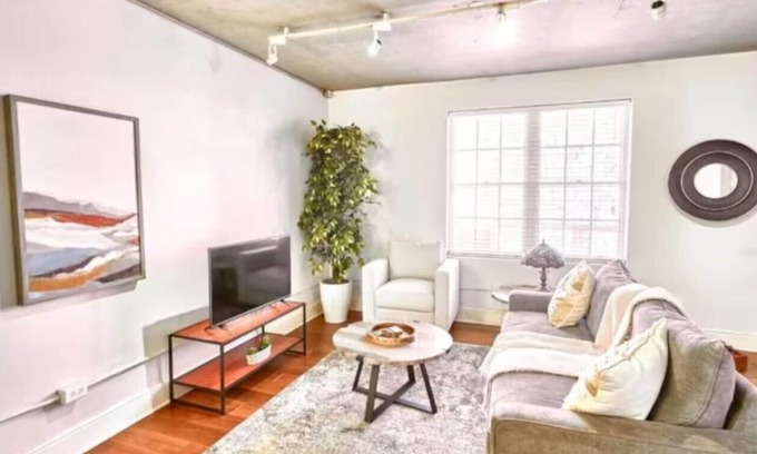 Oak Lawn Apartment | Terrific Dallas Location! 2BR w/Wi-Fi & A/C – Knight 205