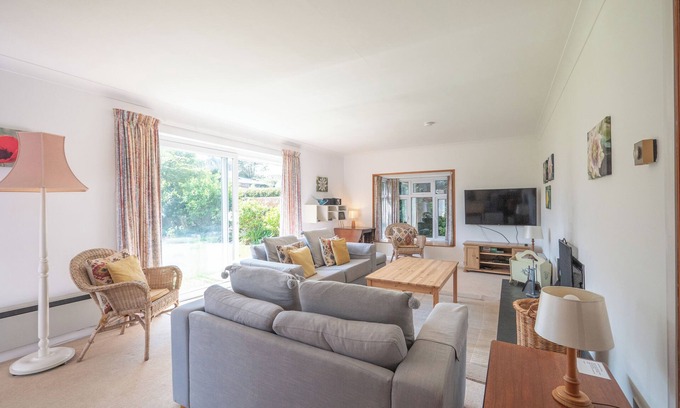 Stoke Fleming Cottage | Terrific pet friendly 4 bedroom cottage in Stoke Fleming
