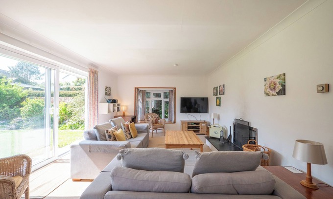 Stoke Fleming Cottage | Terrific pet friendly 4-bedroom cottage in Stoke Fleming