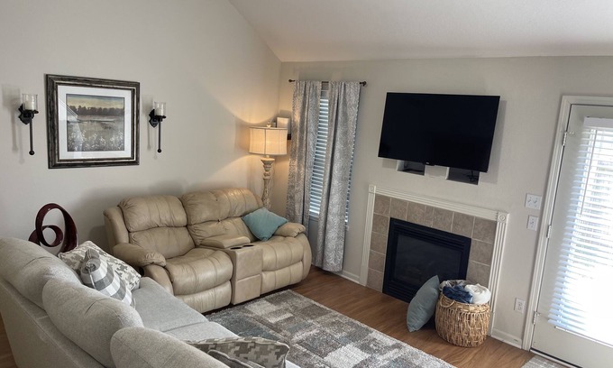Lawrence House | Terrific Townhome w/fenced in yard and patio