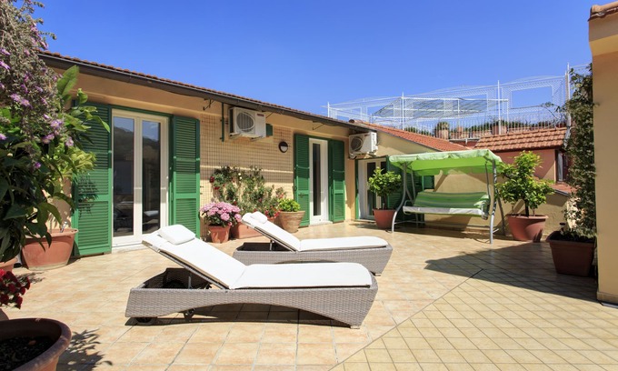 Castellammare di Stabia Apartment | Tetto Fiorito: Your home away from home