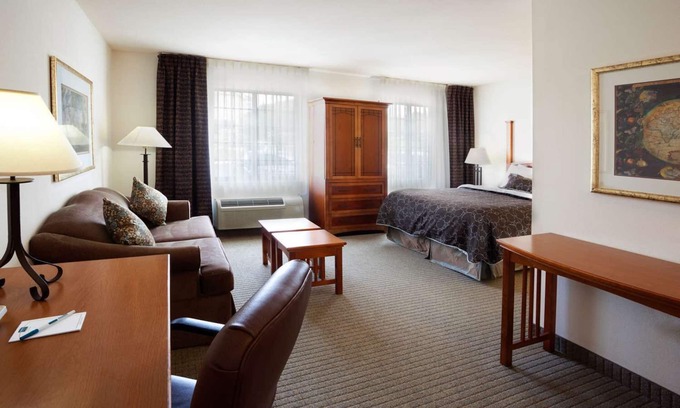 Vance Jackson Apartment | Texas History Tour! Fully-equipped Kitchen, Free Breakfast, Outdoor Pool!