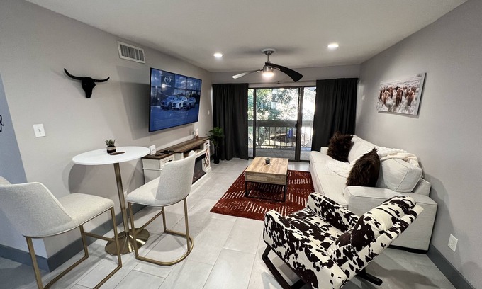 Walden on Lake Conroe Condo | Texas Lake Life is Condo on Lake Conroe with a Texas style! Steps away from lake