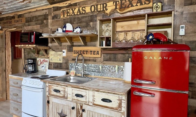 Voca Cabin | Texas Our Texas | Fun & Unique Cabin Close to Castell