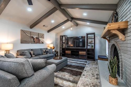 Bay Area House | Texas Retreat on Ocean Drive Sleeps 19 with Hot Tub & Game Room