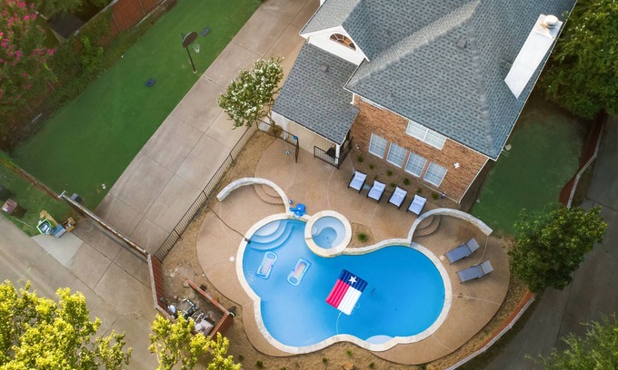 Plano House | Texas Size 5Bed 3.5Bath, Heated Spa, Pool
