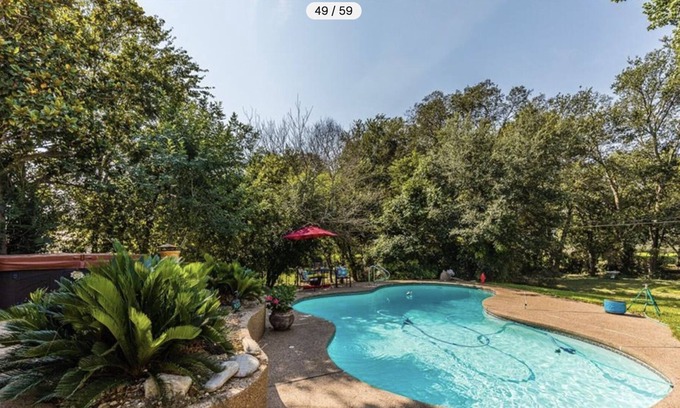 Hewitt House | Texas Sunshine Oasis WACO/Silos/Baylor: Pool, Piano, PingPong, Pets