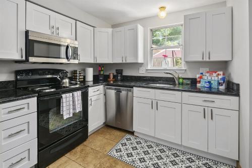 Countryside House | TH in No VA, 40 Mins to DC, Pets OK, Fast WiFi