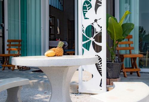 Rayong House | Thai Neighbourhood Duplex Stay 1 Bedroom Home