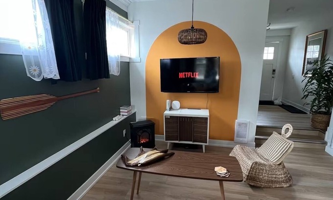 Crawford Apartment | That Modern 70s Suite - Poolside Retreat