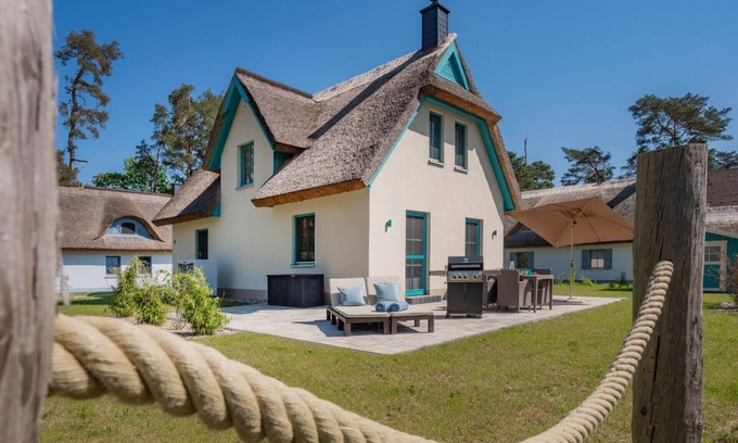 Zirchow House | Thatched-roof house for 4 people with sauna, wellness shower and fireplace
