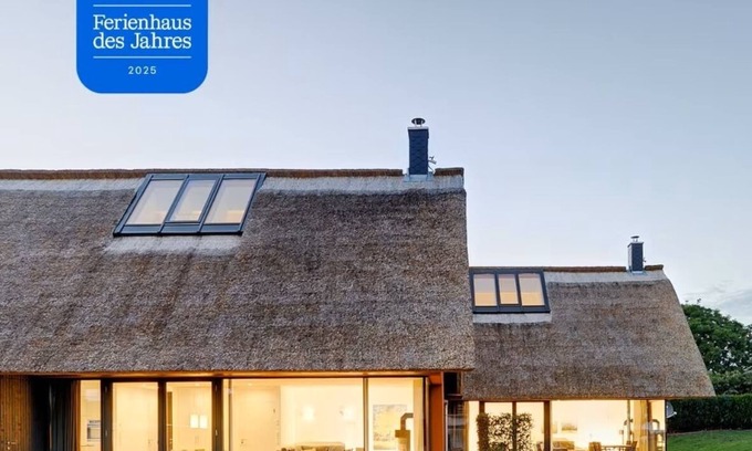 Putbus House | Thatched roof meets modernity, lake view; sauna, garden and much more.