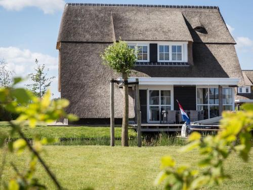 Delfstrahuizen Villa | Thatched villa with lounge set, right at the water