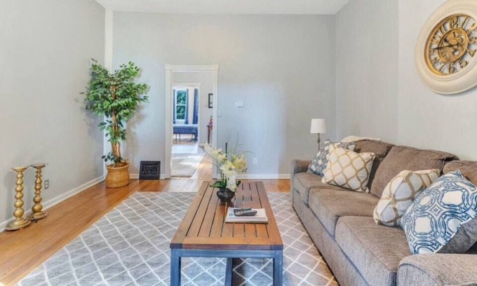 Tower Grove East Apartment | The 10 Mins from Everything in the City Apartment